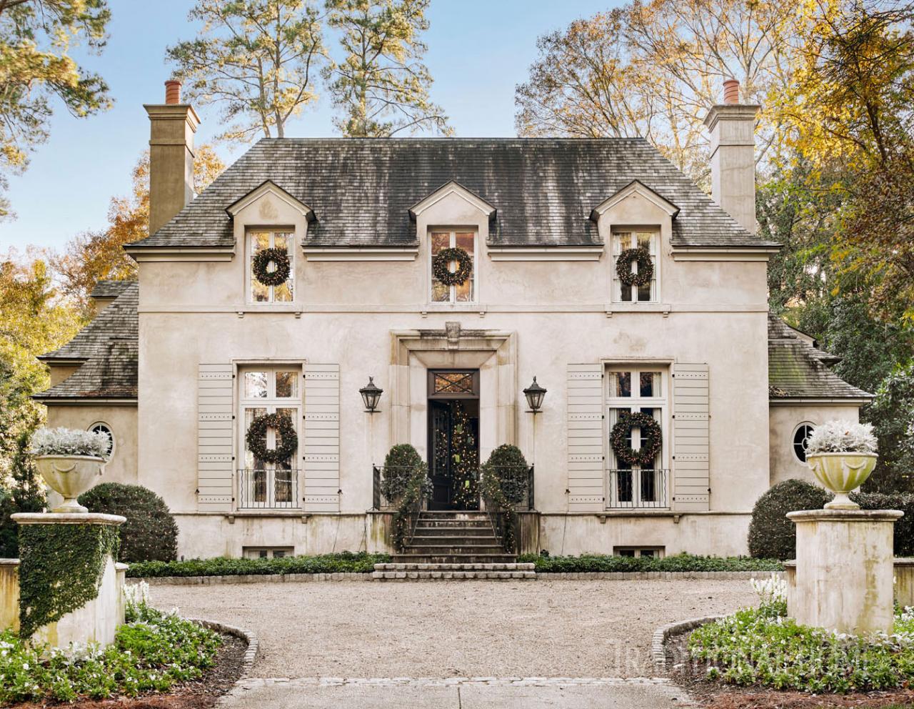 house exterior with holiday decorations